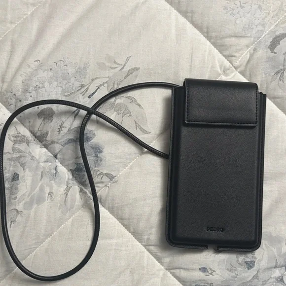 NWT PEDRO Black Phone Pouch - trip hands free case
Approx. 4” x 7” x 0.75” - Picture 4 of 9